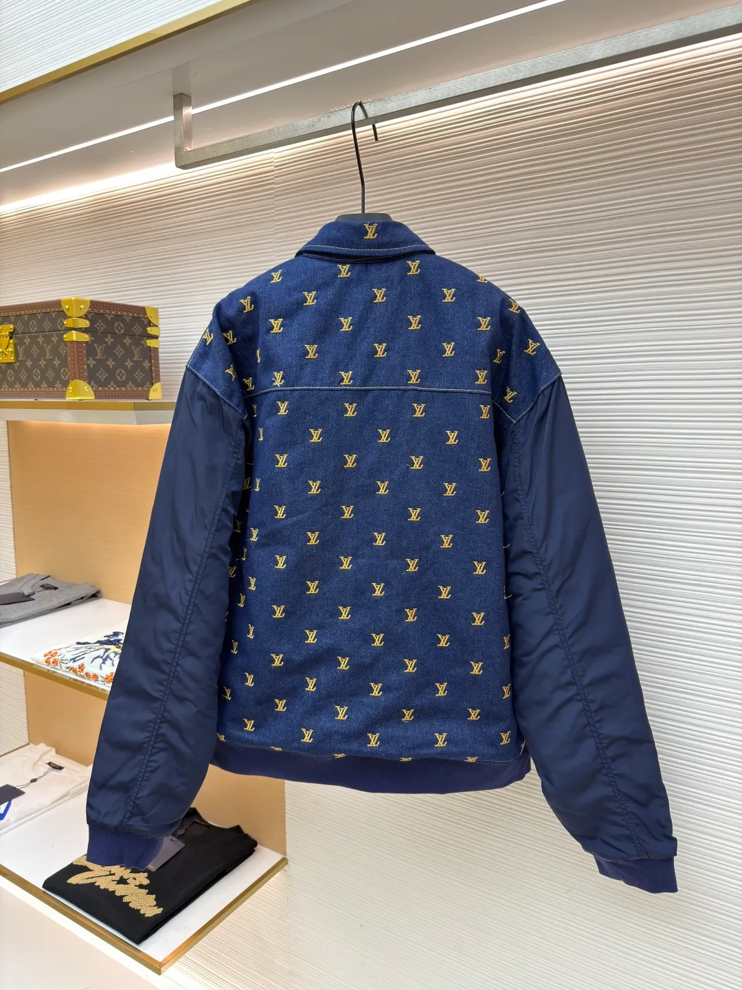 LOUIS VUITTON Full-width embroidered lapel Logo long-sleeved denim ●Original version: Purchased and developed by 28913 ●Item number: 1681216-B80 ●Fabric: denim fabric ●Technology: washed production ●Color: navy blue ●Version: fitted version ●Weight: about 1005 grams ●Size: 46-48-50-52 ●Description: The high-end fabric is made of 430g denim fabric, which feels breathable and comfortable after washing. The inner liner is quilted to keep warm and comfortable. It has exquisite counterpoint embroidery, and the custom-dyed pure cotton rib details are comparable to the original. The low-key and luxurious design must be your fashionable and versatile item. The same denim for men and women! The overall wiring is straight and delicate, the fabric is comfortable and soft, and the color is consistent without color difference. It can be matched with the same style to create a fashionable look and control various occasions. Customized accessories, complete with three standards, same style for men and women!